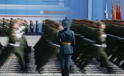 Soldados rusos desfilan en el Día de la Victoria.