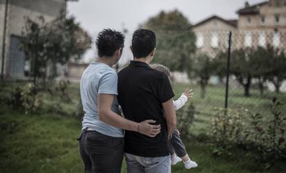 Una pareja homosexual posa con su hijo en Lyon, Francia.