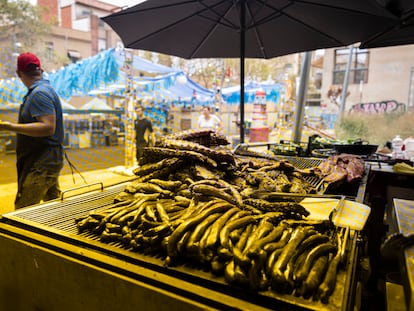 Una parrilla de carne en la plaza del Pueblo Gitano, en el barrio de Gracia de Barcelona.