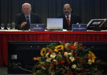 En la imagen, el ministro de Planificación y Finanzas venezolano, Jorge Giordani (i) y el presidente del Banco Central de Venezuela (BCV), Nelson Merentes (d), ofrecen una rueda de prensa. EFE/Archivo