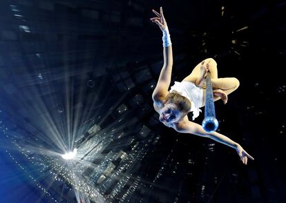 La bailarina húngara de pole dance Zsofia Komenda realiza un ensayo para su espectáculo en el Gran Circo de Budapest, Hungría.