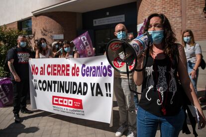 Concentración de protesta por el cierre del albergue de mujeres sin techo 'Geranios' frente a la sede del Área de Gobierno de Familias, Igualdad y Bienestar Social del Ayuntamiento de Madrid.