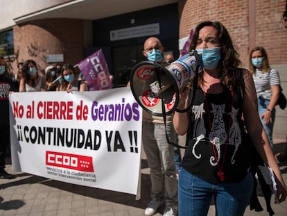Concentración de protesta por el cierre del albergue de mujeres sin techo 'Geranios' frente a la sede del Área de Gobierno de Familias, Igualdad y Bienestar Social del Ayuntamiento de Madrid.