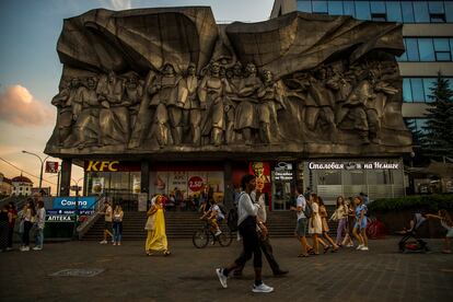 El comunismo y el capitalismo se abrazan en Minsk, la capital bielorrusa. Un restaurante de comida rápida bajo un mural de la época soviética. 