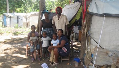 <span >La vida en uno de los campos de refugiados que aún permanecen en Haití. Foto: Mauricio Vicent (El País)</span>