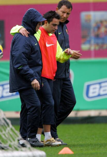 Xavi abandona el entrenamiento.