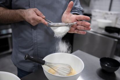 Jon García, chef pastelero de JonCake, elabora una tarta de queso en el obrador de la calle Gelabert, en Barcelona.