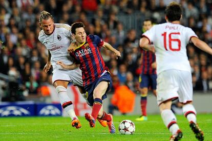 Lionel Messi (en el centro) trata de marcharse de Mexès, que le sujeta por el hombro, en la fase de grupos de la Liga de Campeones a finales de 2013.