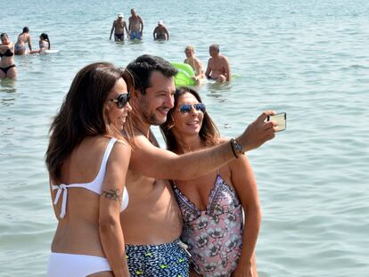 Matteo Salvini se hace un selfi con dos mujeres, este viernes en Milano Marittima (Italia).