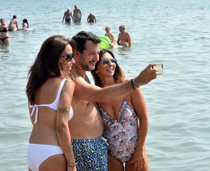 Matteo Salvini se hace un selfi con dos mujeres, este viernes en Milano Marittima (Italia).