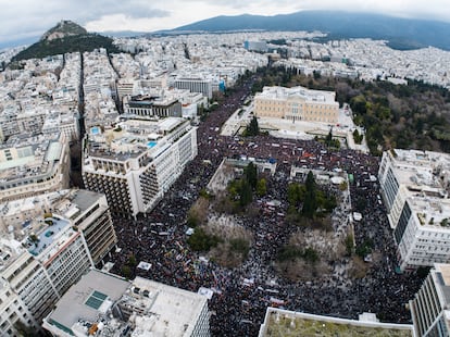 Vista general del Parlamento griego rodeado por manifestantes.