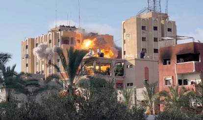Una columna de humo y llamas se levanta de un edificio tras un ataque israelí en Nuseirat, en el centro de la franja de Gaza, el miércoles.