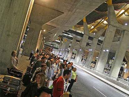 Viajeros esperando un taxi en la T-4 a la 1.30 del lunes.