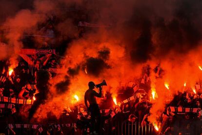 Seguidores de la selección Bosnia-Herzegovina durante un partido.