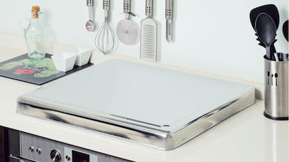 Artículo de EL PAÍS Escaparate que describe las ventajas de uso de un protector de vitrocerámica en acero inoxidable.