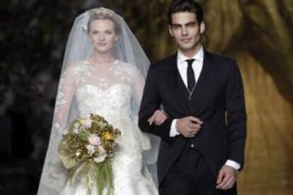 La modelo Anne Vyalistina y el modelo catalán Jon Kortajarena, acompañados de otras modelos han desfilado hoy en Barcelona con creaciones de Pronovias, que ha sido la firma encargada de cerrar la semana de desfiles de la Pasarela Gaudí Novias.