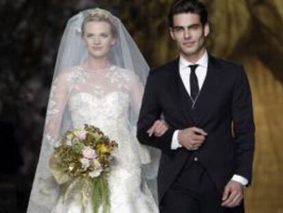 La modelo Anne Vyalistina y el modelo catalán Jon Kortajarena, acompañados de otras modelos han desfilado hoy en Barcelona con creaciones de Pronovias, que ha sido la firma encargada de cerrar la semana de desfiles de la Pasarela Gaudí Novias.