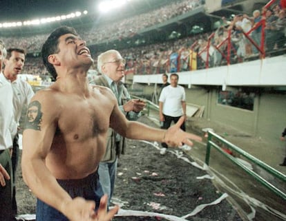 Maradona celebra con la hinchada el triunfo de Boca Juniors frente a su rival River Plate. El último partido del argentino y su despedida como jugador.