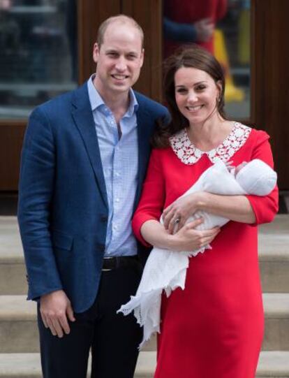 Los duques de CAmbridge a su salida del hospital St Mary's de Londres con su tercer hijo.