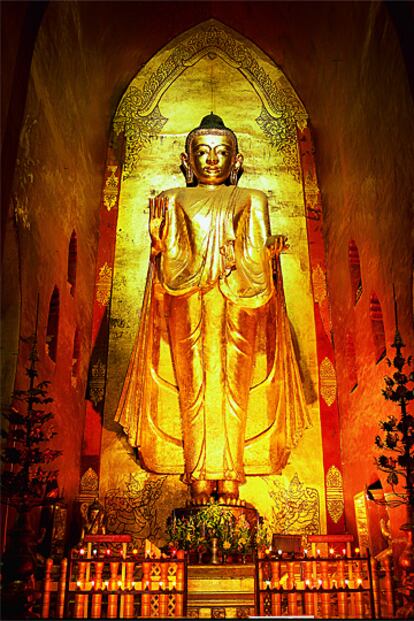 Uno de los cuatro grandes Budas recubiertos de oro que se conservan en la pagoda de Ananda.
