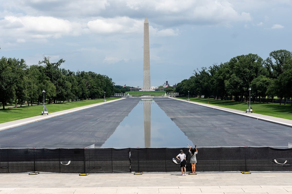 El caso de la piscina reflectante de Washington se le atraganta a Trump