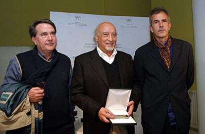 Manuel Vicent, con su galardón, entre Martínez de Blas, director de la serie, y Antón Pagola.