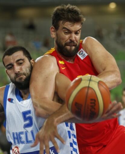 Marc Gasol lucha por el bal&oacute;n con Bourousis.