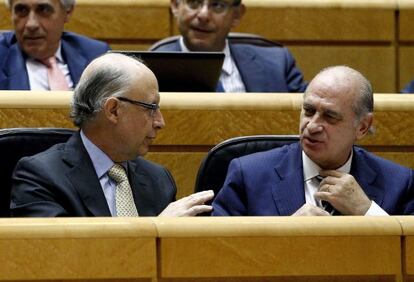 Cristóbal Montoro con Jorge Fernández Díaz, en el Senado.