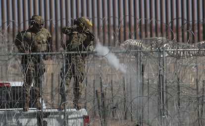 Un integrante de la Guardia Nacional de Texas dispara bolas de pimienta para dispersar a un grupo de migrantes el pasado miércoles, en ciudad Juárez.