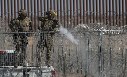 Un integrante de la Guardia Nacional de Texas dispara bolas de pimienta para dispersar a un grupo de migrantes el pasado mircoles, en ciudad Jurez.