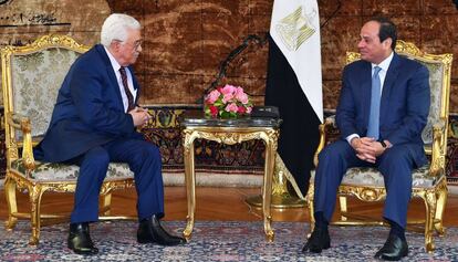 El presidente de la Autoridad Nacional Palestina, Mahmud Abbas (izquierda), junto a su homólogo egipcio, Abdelfatá al Sisi, el 9 de mayo en El Cairo.