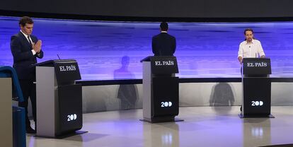 De izquierda a derecha, Albert Rivera, Pedro Sánchez y Pablo Iglesias, se preparan antes del debate.