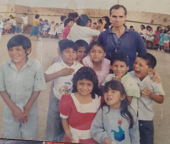 Robert Francis Prevost con niños peruanos de la  provincia de Trujillo.