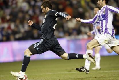 Higuaín dispara para marcar su segundo gol al Valladolid.