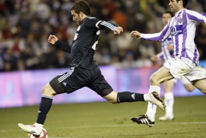Higuaín dispara para marcar su segundo gol al Valladolid.