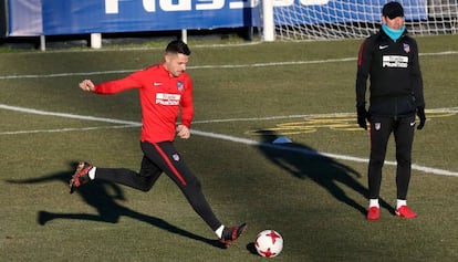 Simeone y Vitolo el entrenamiento previo al partido de la Copa del Rey.