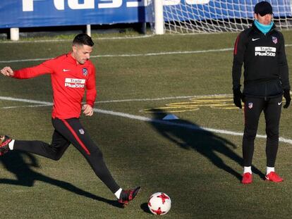 Simeone y Vitolo el entrenamiento previo al partido de la Copa del Rey.