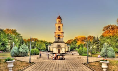 El campanario de la catedral de la Natividad, en Chisnáu, la capital de Moldavia.