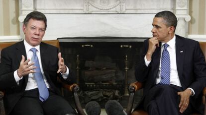 El presidente colombiano, Juan Manuel Santos, y el de Estados Unidos, Barack Obama, en el Despacho Oval de la Casa Blanca.