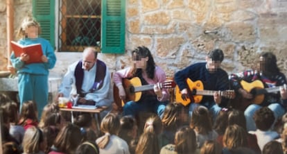 El jesuita Luis Añorbe, uno de los tres clérigos acusado de abusos por una mujer mallorquina, en un acto con jóvenes en Son Serra de Marina, Mallorca. Foto cedida por la denunciante.