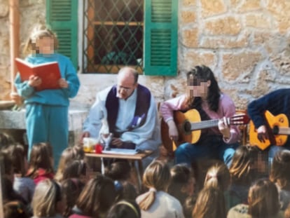 El jesuita Luis Añorbe, uno de los tres clérigos acusado de abusos por una mujer mallorquina, en un acto con jóvenes en Son Serra de Marina, Mallorca. Foto cedida por la denunciante.