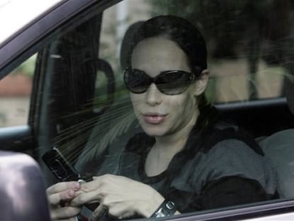 A pesar de que cuando saltó en enero la noticia de su parto de octillizos Nadya Suleman estaba orgullosa de contarle al mundo que tenía otros seis hijos esperando a sus hermanos en casa, hoy por hoy, tras hacer los cálculos, esta particular desempleada y divorciada californiana admite que, con 14 hijos, su vida es un caos. "Me estaba mintiendo a mí misma", ha dicho en una entrevista a raíz de la llegada a casa de dos de los primeros hermanos que han sido dados de alta. "Va a ser un gran desafío probarle al mundo que puedo ser una buena madre". Y es que Suleman dice que, además de todo, se siente bastante discriminada por su condición de madre soltera, y que eligió tener 14 hijos sin tener pareja.