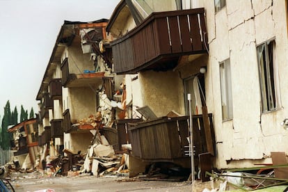 En este bloque de apartamentos de Northridge murieron 16 personas, sorprendidas por el terremoto a las 4:30 de la madrugada. En el 25 aniversario, el asambleísta californiano que representa a esta región, Jesse Gabriel, recordó que él tenía 12 años aquella mañana. "Recuerdo despertarme en medio de la noche. La ventana encima de mi cama estaba temblando. Mi padre entró en la habitación y nos sacó a mi hermano de ocho años y a mi. Dormimos en nuestra monovolumen durante un par de días porque teníamos miedo de volver a nuestra casa". Desde entonces, la ciudad ha puesto en marcha programas para incentivar el refuerzo de edificios que se sabe que son frágiles, pero aún faltan miles de estructuras por reforzar.