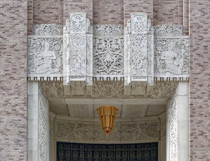 El edificio One Hundred Barclay, originalmente el edificio de la Compañía Telefónica de Nueva York, presenta una rica decoración en piedra.