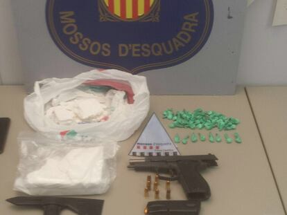 Las armas y las drogas introducidas en el coche del estibador, en una fotografía que publicitaron los Mossos.