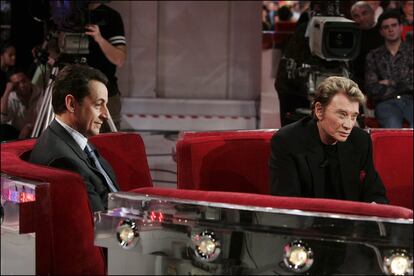 El expresidente francés Nicolas Sarkozy con el cantante Johnny Hallyday en un programa de la televisión francesa en diciembre de 2004.