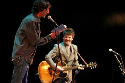 Benjamín Prado (a la izquierda) y Coque Malla, durante el recital de anoche en el teatro Fernán Gómez.