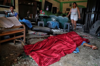 Una persona yace sin vida tras la explosión de una bomba en Valle del Cauca, Colombia, el 10 de junio de 2025.