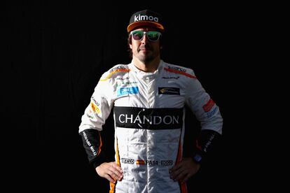 El español Fernando Alonso de McLaren posa para una foto durante las vistas previas al Gran Premio de Fórmula Uno de Australia, 22 de marzo de 2018.