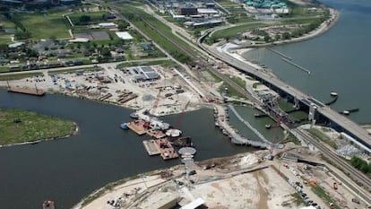 Imagen a&eacute;rea del nuevo dique en el lago Pontchartrain de Nueva Orleans. 